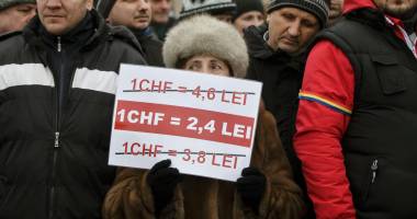 Stire din Economie : Francul elvețian scoate clienții băncilor în stradă