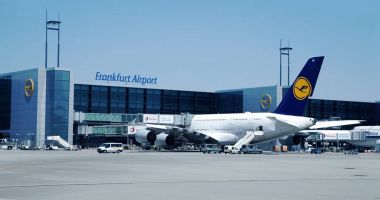 Stire din Actualitate : Trafic aerian suspendat pe aeroportul din Frankfurt după ce militanţii ecologişti au intrat pe pistă