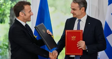 Stire din Actualitate : Franța și Grecia își consolidează alianța strategică prin nouă acorduri și o clauză de asistență militară reciprocă
