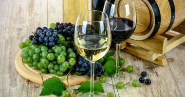 Stire din Actualitate : Producătorii francezi de vin și brânzeturi spun că tarifele americane îi vor lovi din plin