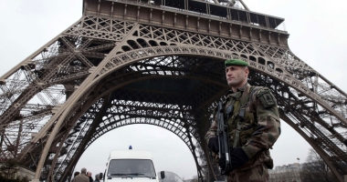 Stire din Actualitate : Turnul Eiffel, protejat de un zid de sticlă anti-glonț