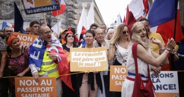 Stire din Social : Proteste de amploare în Franța. Oamenii, nemulțumiți de introducerea permisului sanitar și obligativitatea vaccinării