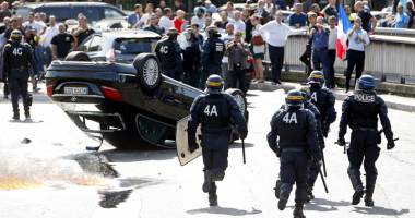 Stire din Actualitate : Franța, măturată de greve  și violențe de stradă