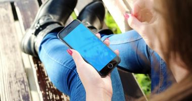 Stire din Eveniment : O nouă fraudă online în România: SMS-ul pe care NU trebuie să-l citești!