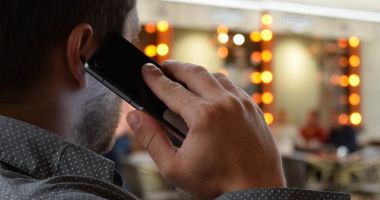 Stire din Eveniment : DNSC avertizează: "Nu dați curs apelurilor telefonice de la infractori, care spun că sunt investitori la bursă"