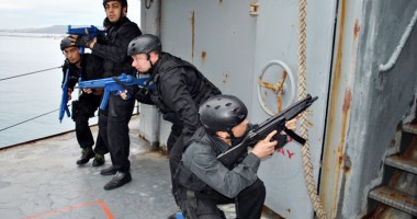 Stire din Eveniment : Marinarii militari luptă  împotriva atacurilor chimice
