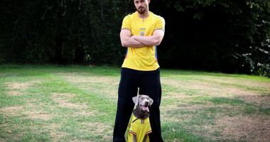 Stire din Sport : FRF pune în vânzare echipament tricolor pentru câinii suporterilor