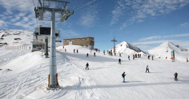 Stire din Eveniment : Amendă colosală pentru un bărbat prins în timp ce abandona un frigider vechi în apropierea unei pârtii de schi