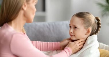 Stire din Sănătate : Copilul a început să aibă frisoane? Ce pot ascunde aceste stări