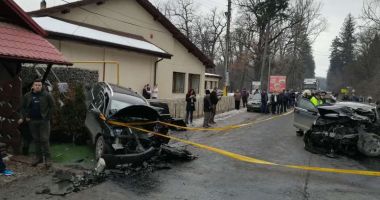 Stire din Eveniment : IMPACT FRONTAL FATAL! Un om a murit, iar altul este grav rănit, după ce două mașini s-au ciocnit