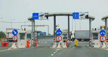 Stire din Eveniment : Zeci de cetăţeni străini ascunşi în maşini, depistaţi la Vama Nădlac