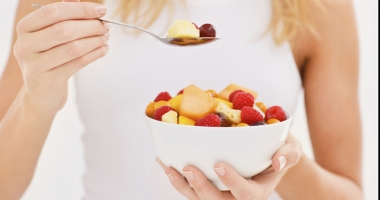 Stire din Sănătate : Alimentația bazată doar  pe fructe, un stil de viață pentru o sănătate  de fier