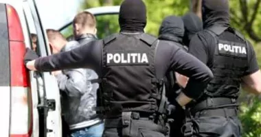 Stire din Eveniment : Droguri vândute pe stradă și ascunse în vegetație. Cinci persoane cercetate la Constanța
