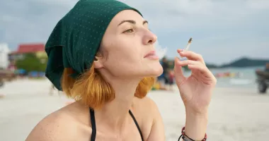 Amenzi pentru turiștii care fumează pe plajă. Noile reguli au intrat deja în vigoare