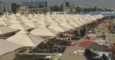Stire din Social : Fumatul pe plajă, posibil restricționat! Propunere: zone speciale pentru fumători