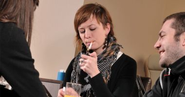 Stire din Sănătate : Explicații date de psiholog pentru fumat: „Poate juca rolul simbolic al unei măști cu oxigen!”
