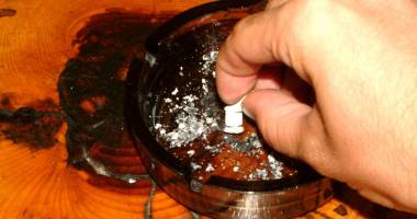 Stire din Sănătate : Ești fumător? Iată ce reguli noi trebuie să respecți când fumezi în public