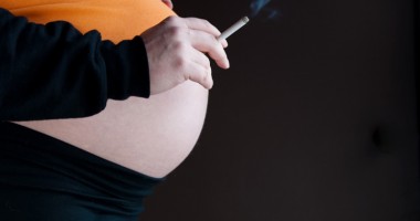Stire din Sănătate : Fumatul în timpul sarcinii crește riscul de avort