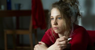 Stire din Sănătate : Nu mai fumați! Vă pătați dinții și riscați boli mai grave