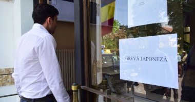 Stire din Social : Funcționarii publici vor avea salarii cu un sfert mai mici