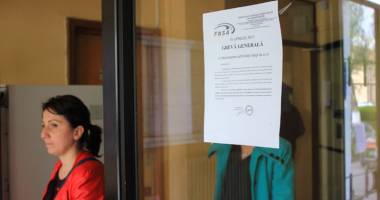 Stire din Social : Funcționarii publici, supărați că se amână creșterea salariilor