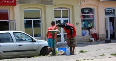 Stire din Cetățenești : Furatul apei de la țâșnitoare, ca… sport?