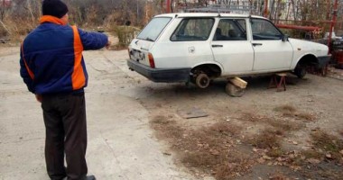 Stire din Eveniment : Furau Dacii și le dezmembrau la un centru de fier vechi