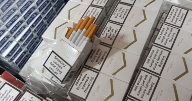 Furgonetă cu 13.500 de pachete de țigări de contrabandă, reținută de inspectorii antifraudă