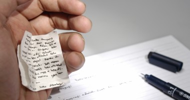 Stire din Cultură-Educație : Mai mare rușinea! Profesor prins la examen cu fițuici