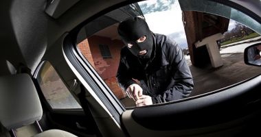 Doi adolescenți s-au distrat de Crăciun furând trei mașini