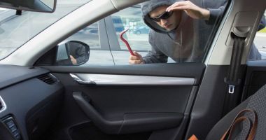 Reținuți pentru SPARGEREA UNEI MAȘINI, în Constanța