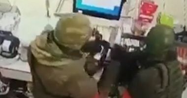 Stire din Actualitate : Soldaţi ruşi prinși în timp ce fură mâncare dintr-un magazin din Ucraina, după ce au rămas fără provizii