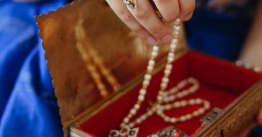 Menajeră acuzată că a furat bijuterii de peste 300.000 de euro şi a dispărut