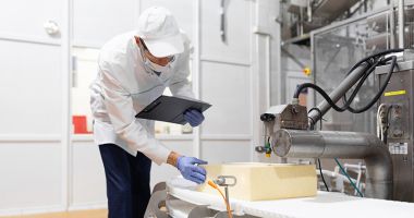 Un anunț postat pe Facebook l-a dat de gol, după ce furase peste 700 de pachete de unt, dintr-o fabrică de lactate