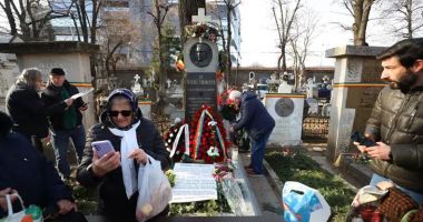 Stire din Social : Până și la mormântul lui Eminescu, în zi de sărbătoare, cineva s-a gândit să recurgă la un gest fără cuvinte