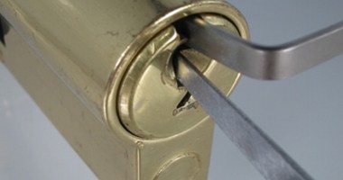 Stire din Eveniment : Hoț din locuințe cu apetit pentru valută și bijuterii