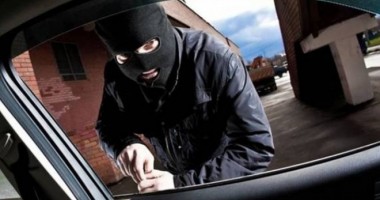 Stire din Eveniment : Nu lăsați bunuri în mașină! Hoții atât așteaptă