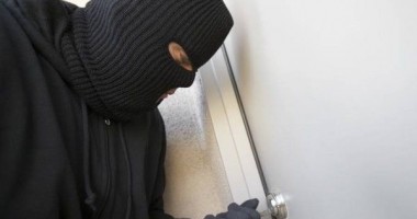 Hoț din locuințe la doar 14 ani