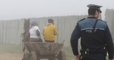 Stire din Eveniment : Fura lemn pentru a se încălzi