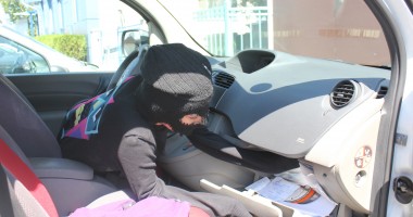 Stire din Eveniment : Fenomen îngrijorător la Constanța: tot mai multe mașini sparte de minori!