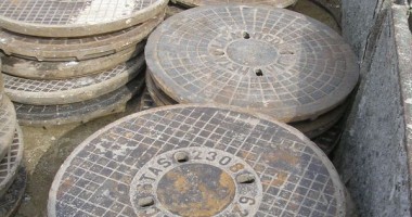 Stire din Eveniment : S-au ales cu dosar penal pentru că au furat un capac de canalizare