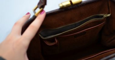 Stire din Eveniment : FEMEIE LĂSATĂ FĂRĂ GEANTĂ, ÎNTR-UN MAGAZIN DIN MAMAIA