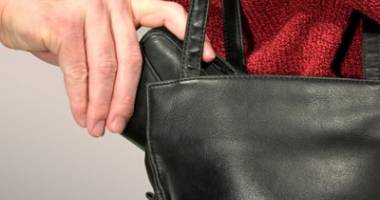 Stire din Eveniment : A returnat o geantă cu bani, găsită în autobuz