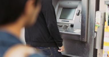 Stire din Eveniment : Atenție de unde scoateți bani de la bancomat! Un tânăr a fost jefuit în plină stradă