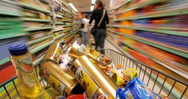 Au dat lovitura, la supermarket: haine de peste 2.250 de lei, furate