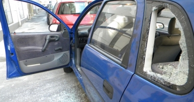 Stire din Eveniment : Case și mașini sparte la Constanța.  Ce trebuie  să faceți pentru  a nu cădea  în plasa hoților