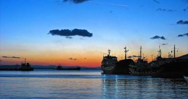 Stire din Economie : Furtuna a dat cap în cap trei tancuri petroliere