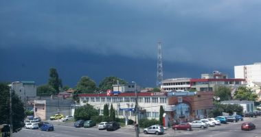 Furtună puternică la Constanța. Cod portocaliu de ploi torențiale