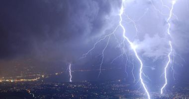 Cod galben de vijelii, grindină și descărcări electrice. Când scăpăm de vremea rea