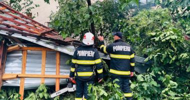 Stire din Eveniment : FOTO. Furtunile au făcut ravagii, în România! Peste 100 de localităţi, afectate de ploi şi grindină
